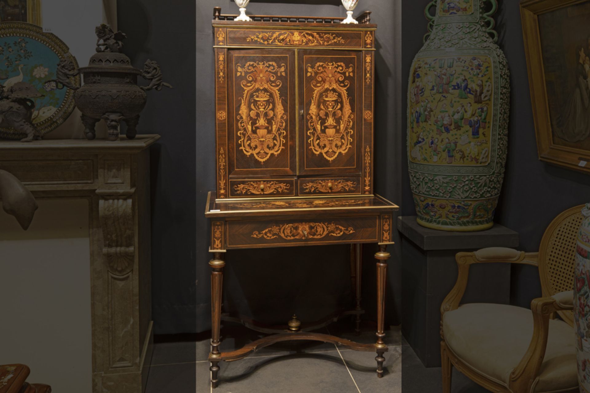 19th Cent. French neoclassical Napoleon III ladies' writing cabinet in marquetry || FRANKRIJK - ca