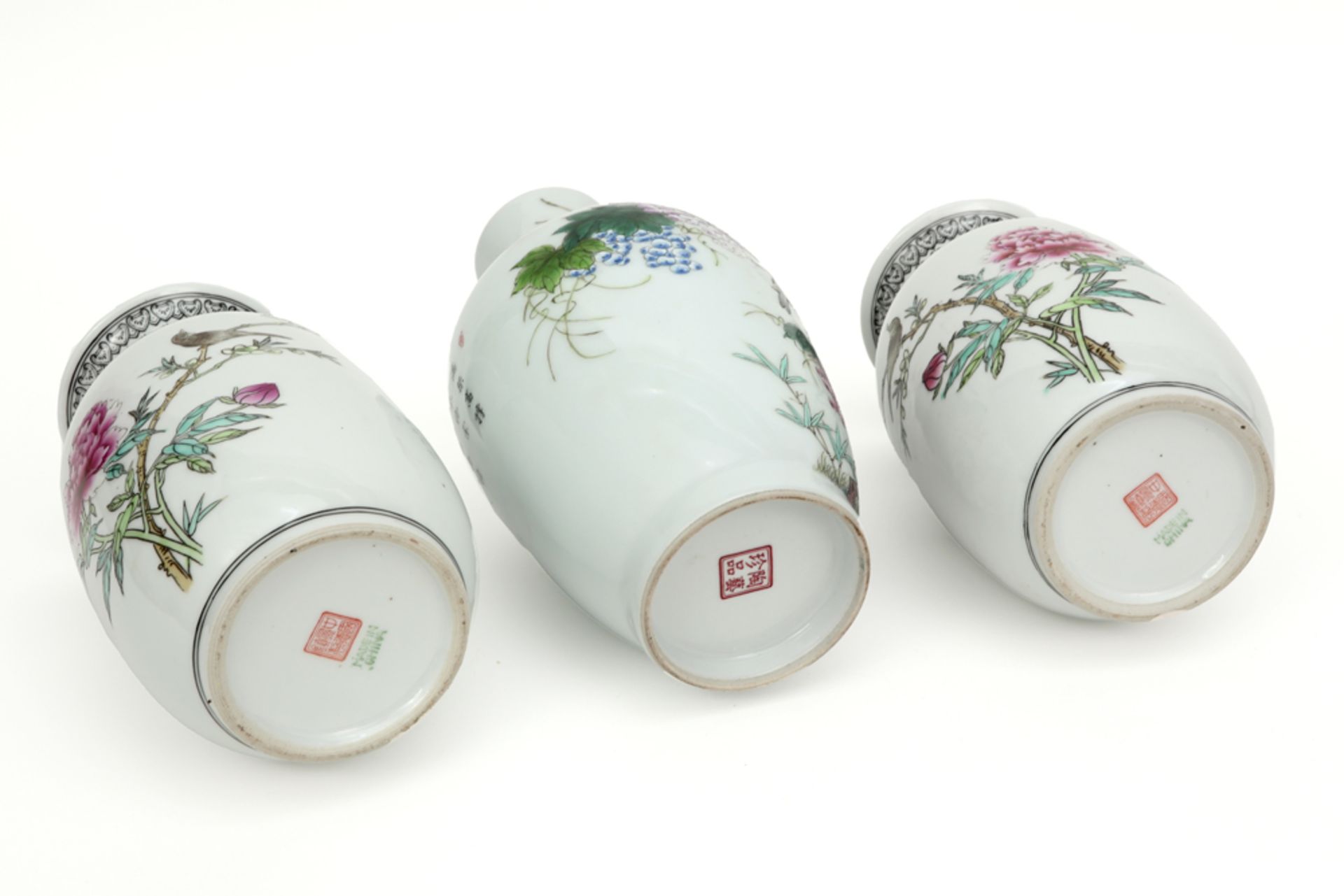 three marked Chinese Republic period porcelain vases with polychrome decor || Lot (3) gemerkt - Image 4 of 5