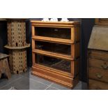 small Globe Wernicke marked three parts library bookcase in oak || GLOBE WERNICKE klein