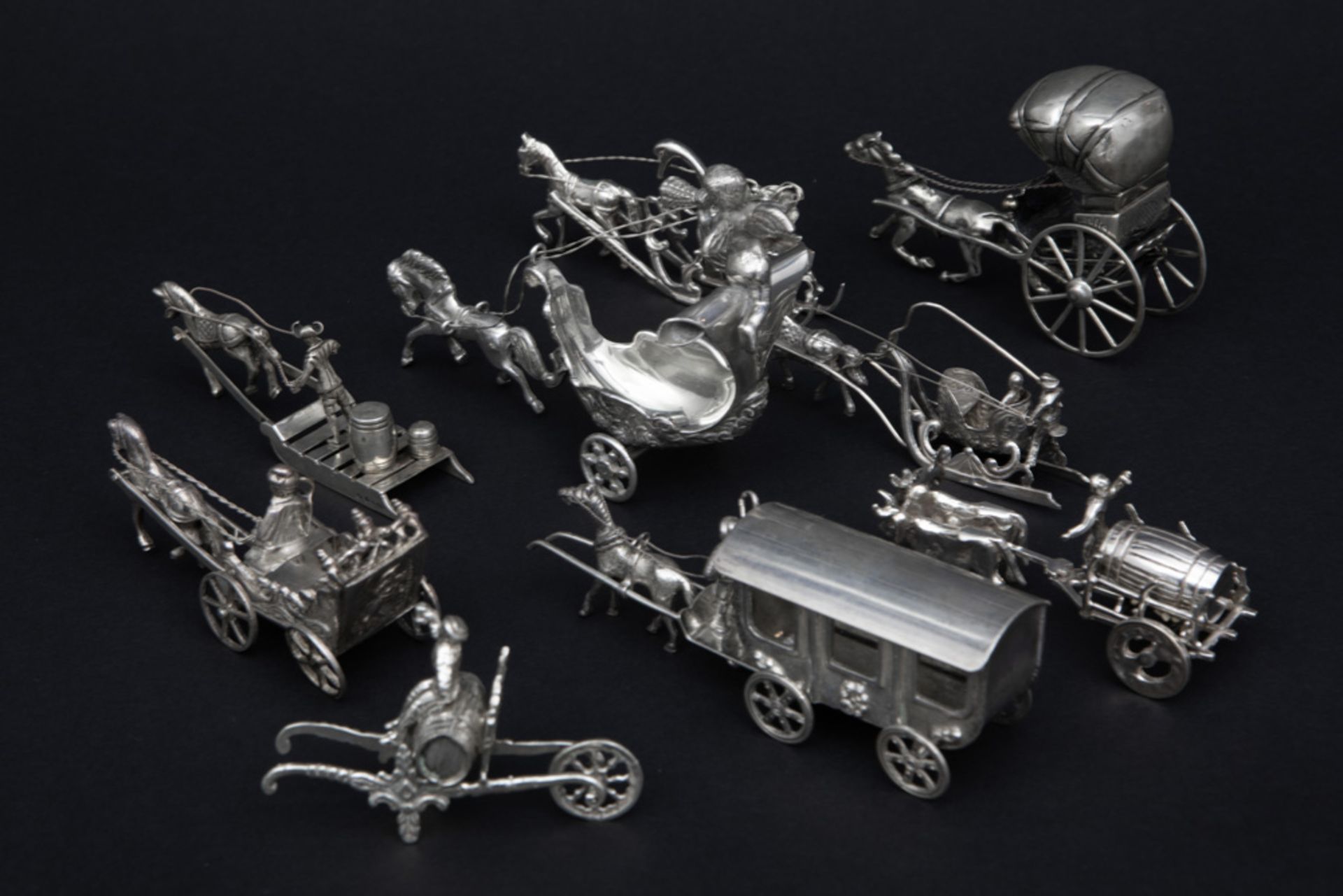 small collection of nine miniatures in marked silver || Kleine verzameling van negen miniaturen in