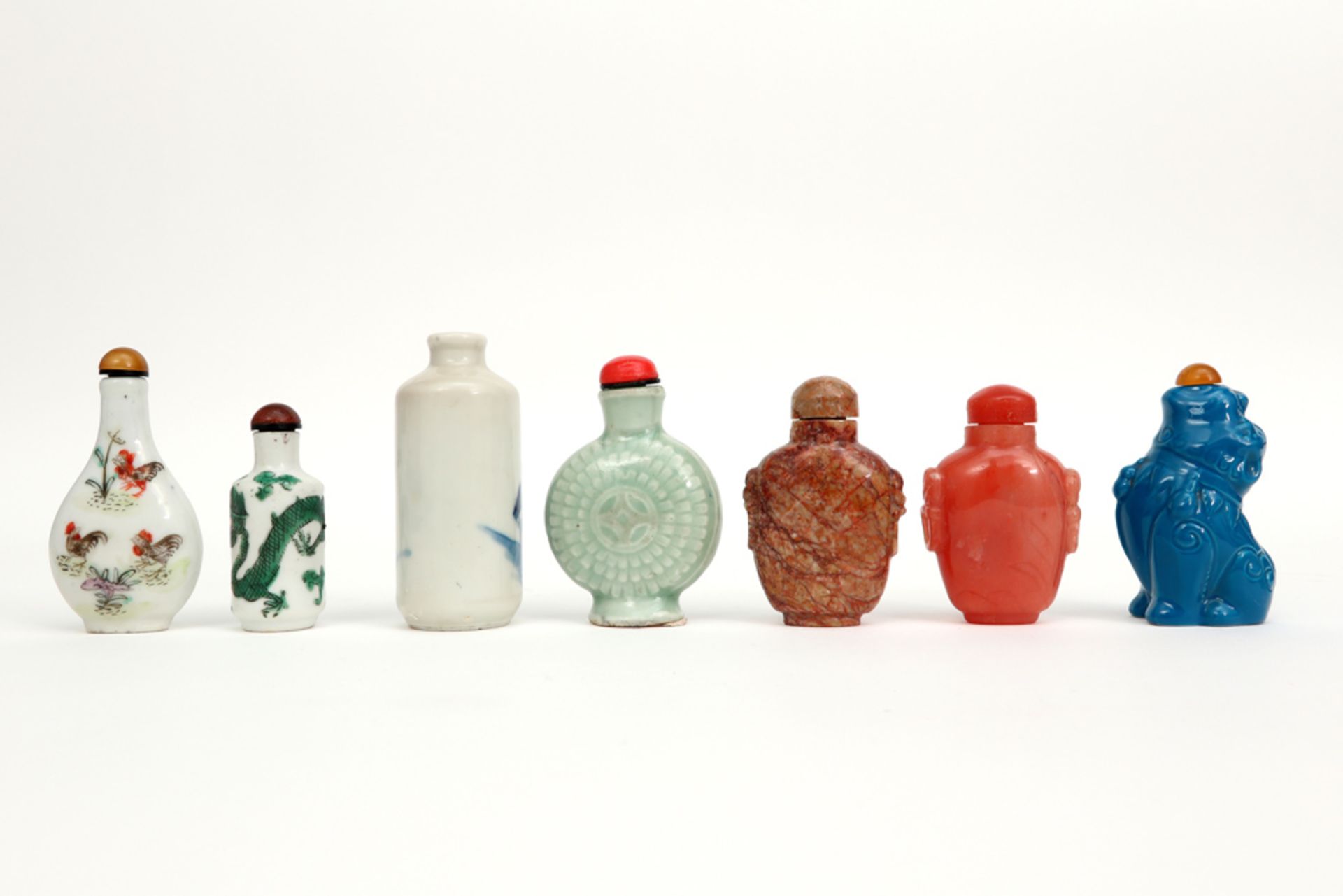 eleven antique and old opium flasks, nine in porcelain, two in stone || Lot van elf antieke en - Bild 4 aus 4