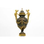 big antique lidded vase in green marble and gilded bronze || Antieke, grote gedekselde