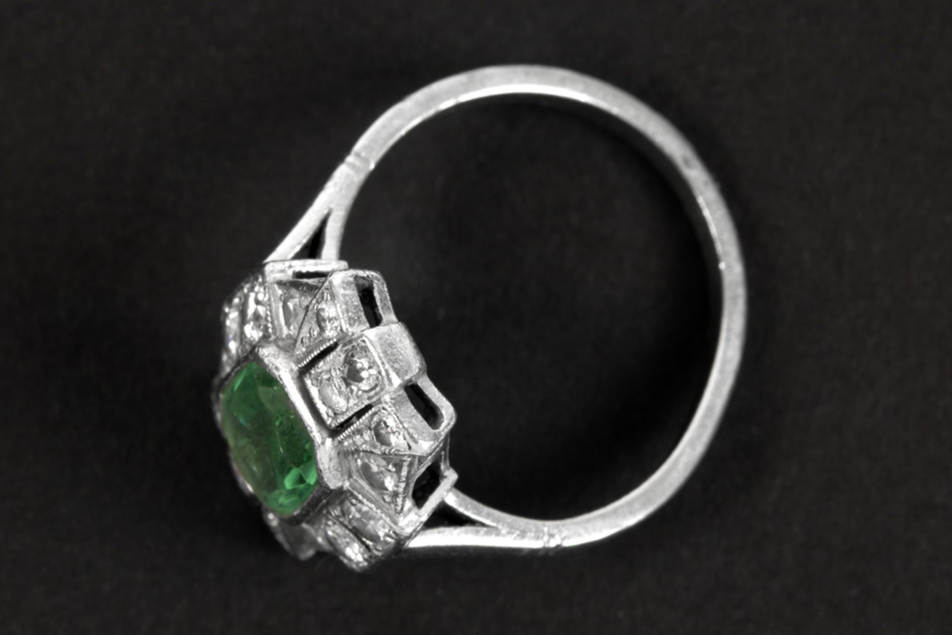Art Deco ring presumably in palladium with a central green stone and ca 0,50 carat of old - Bild 2 aus 2