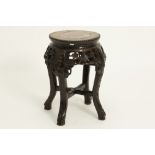 antique Chinese occasional table in finely sculpted wood and with marble inlaid top || Antieke