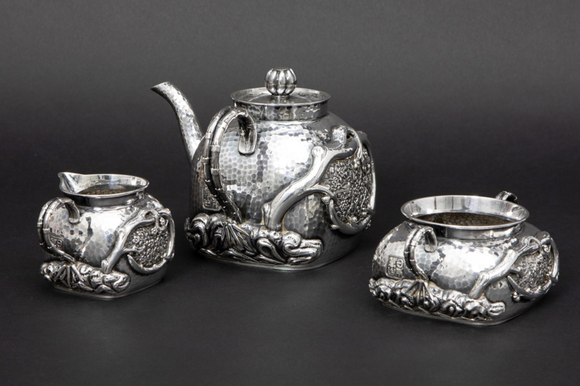 Chinese 3pc teaset in marked silver || Driedelig Chinees theestel in gemerkt massief zilver met - Image 3 of 5