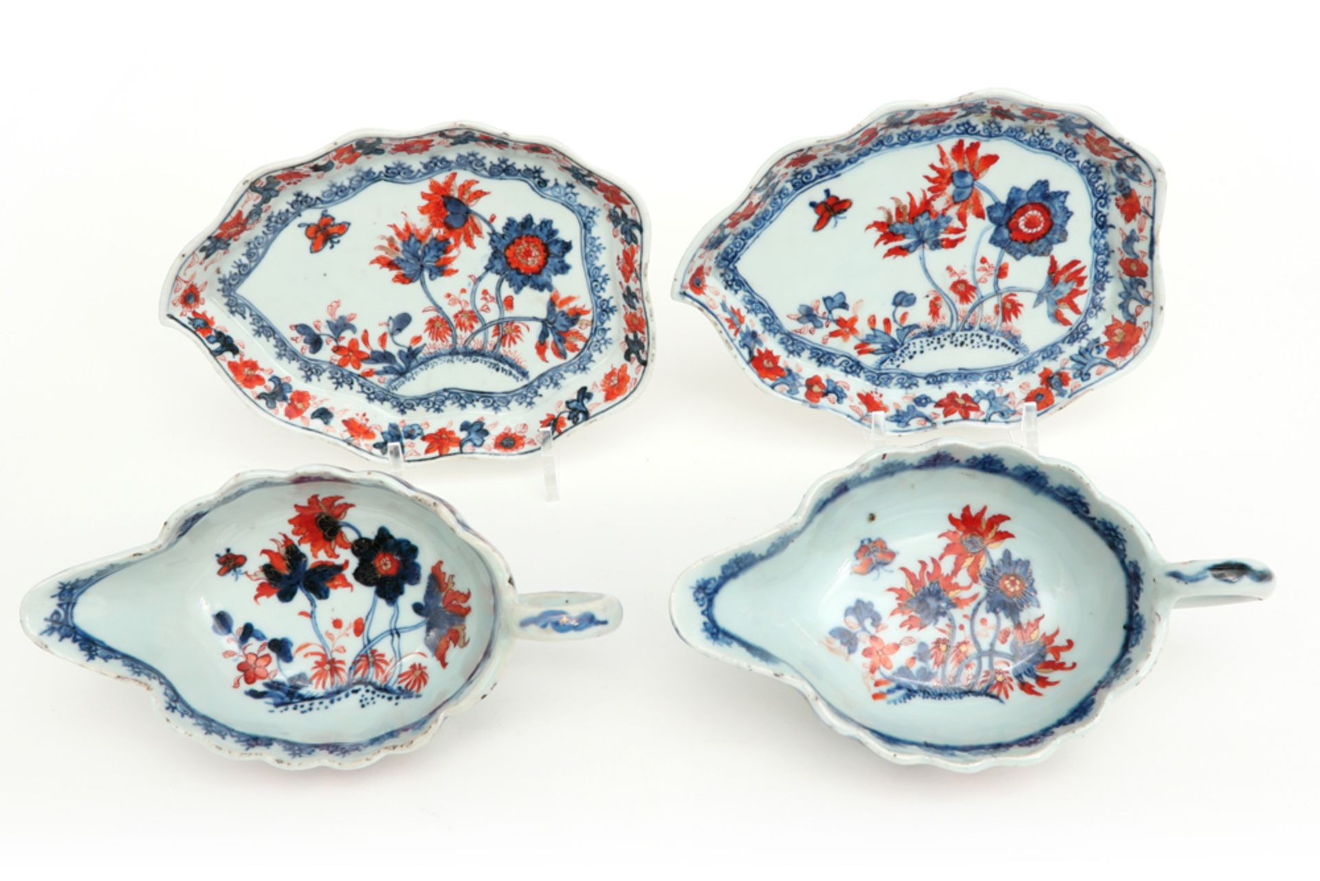 pair of 18th Cent. Chinese sauce boats with their saucers in porcelain with an Imari decor || Paar - Image 2 of 3