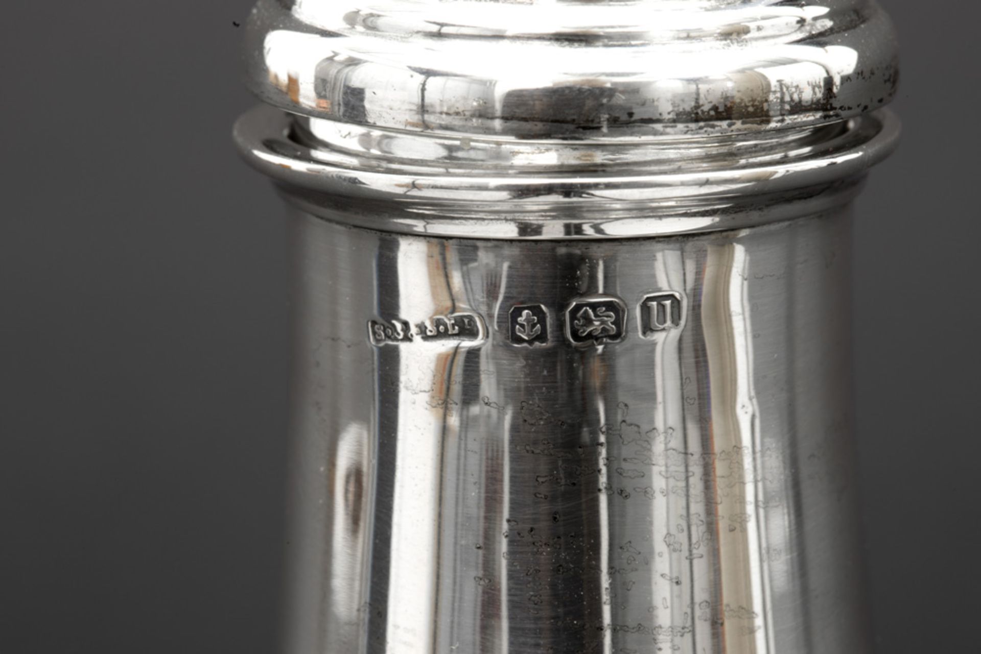 salt cellar and caster in marked and signed silver || Lot (2) massief zilver met een zoutvaatje en - Image 3 of 3