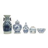 five pieces of Chinese porcelain with blue-white decor || Lot (5) Chinees porselein met blauwwit