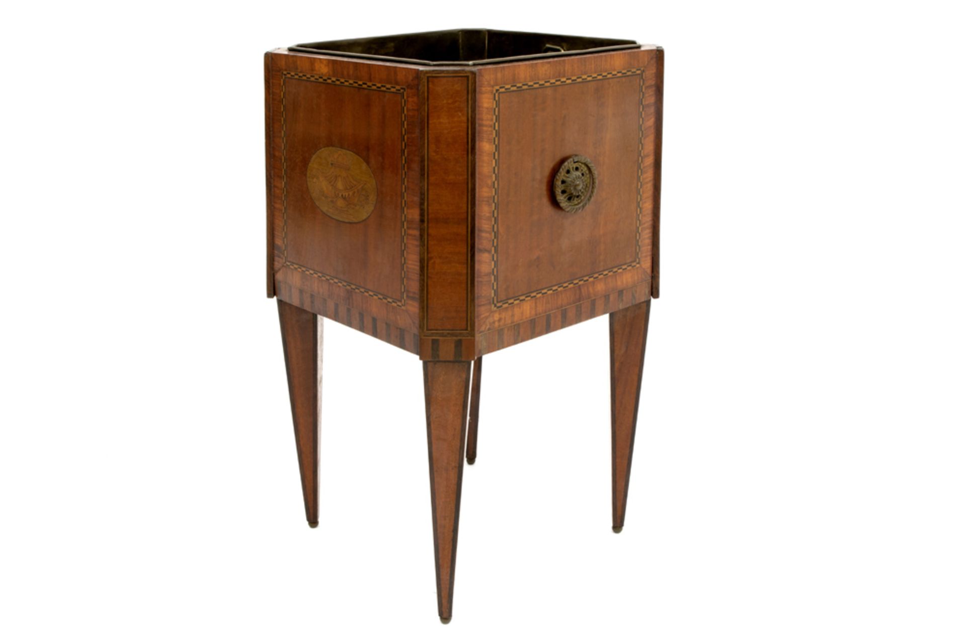 late 18th Cent. Louis XVI style teastove with its case in marquetry || Laat achttiende eeuwse