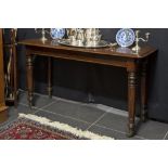 19th Cent. English side table in mahogany || Negentiende eeuwse Engelse wandtafel in acajou