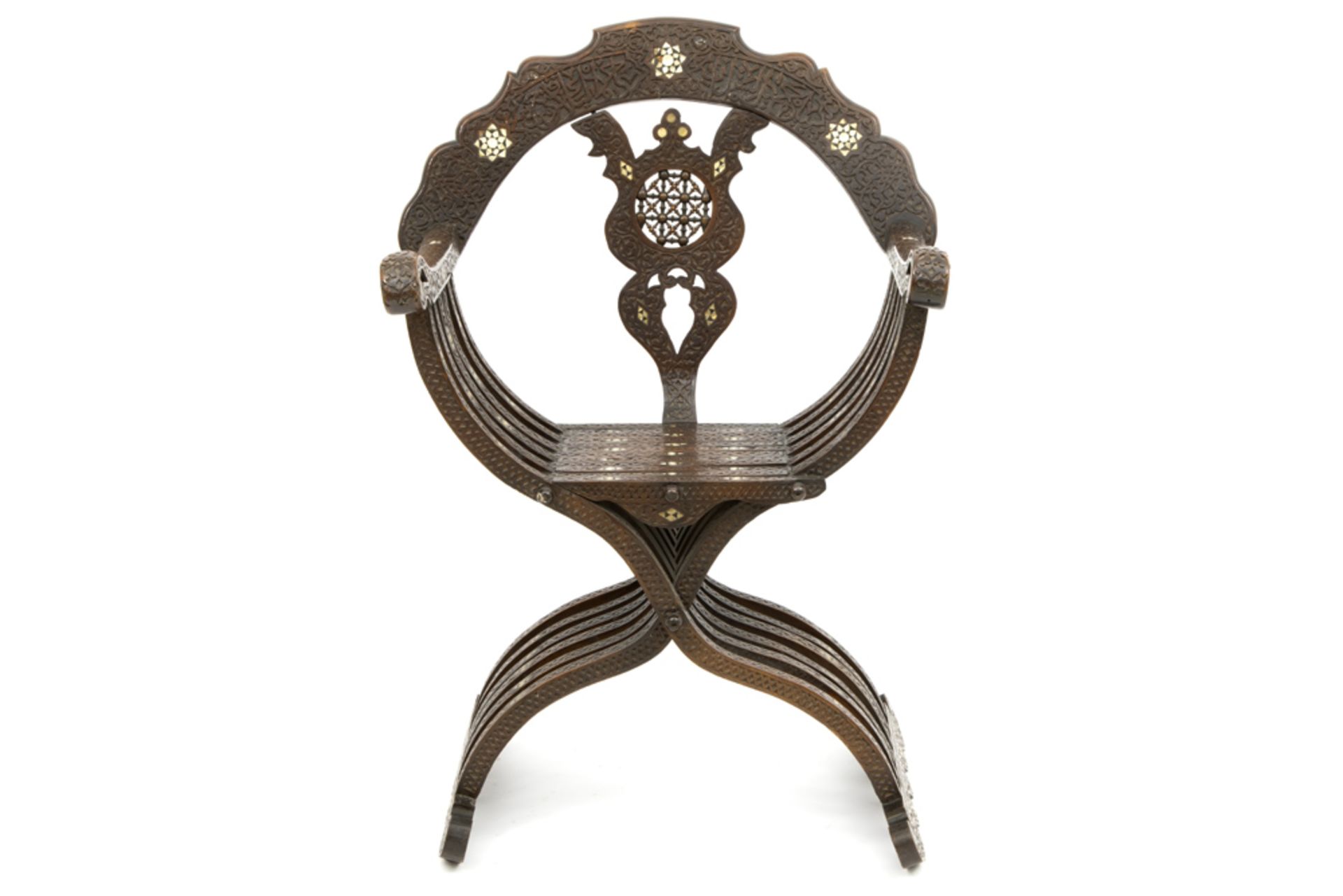 antique Syrian armchair in finely sculpted wood inlaid with mother of pearl || Antieke Syrische