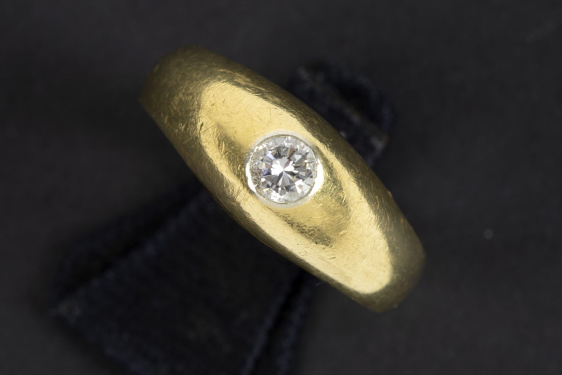 vintage ring in yellow gold (18 carat) with a ca 0,30 carat high quality brilliant cut diamond ||