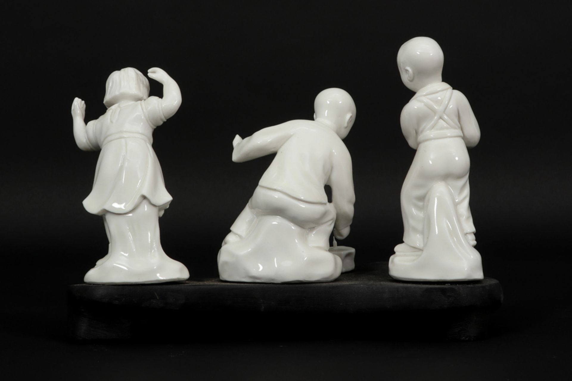 three Chinese Cultural Revolution period groups of figures in "blanc de Chine" - porcelain || Drie - Image 7 of 7