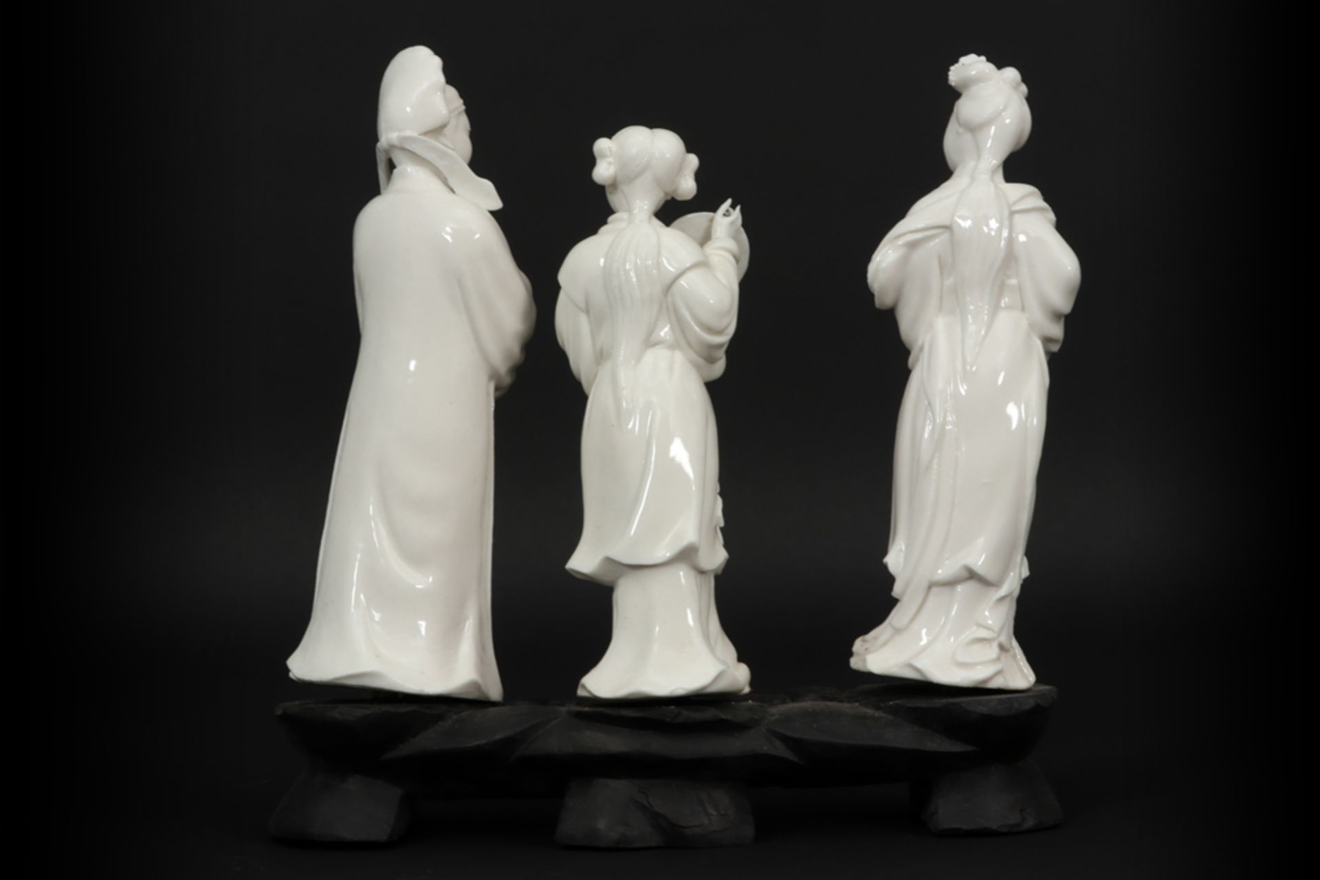 three Chinese Cultural Revolution period groups of figures in "blanc de Chine" - porcelain || Drie - Image 5 of 7