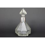 Art Deco decanter in clear crystal with etched decor and marked silver || Art Deco-karaf in