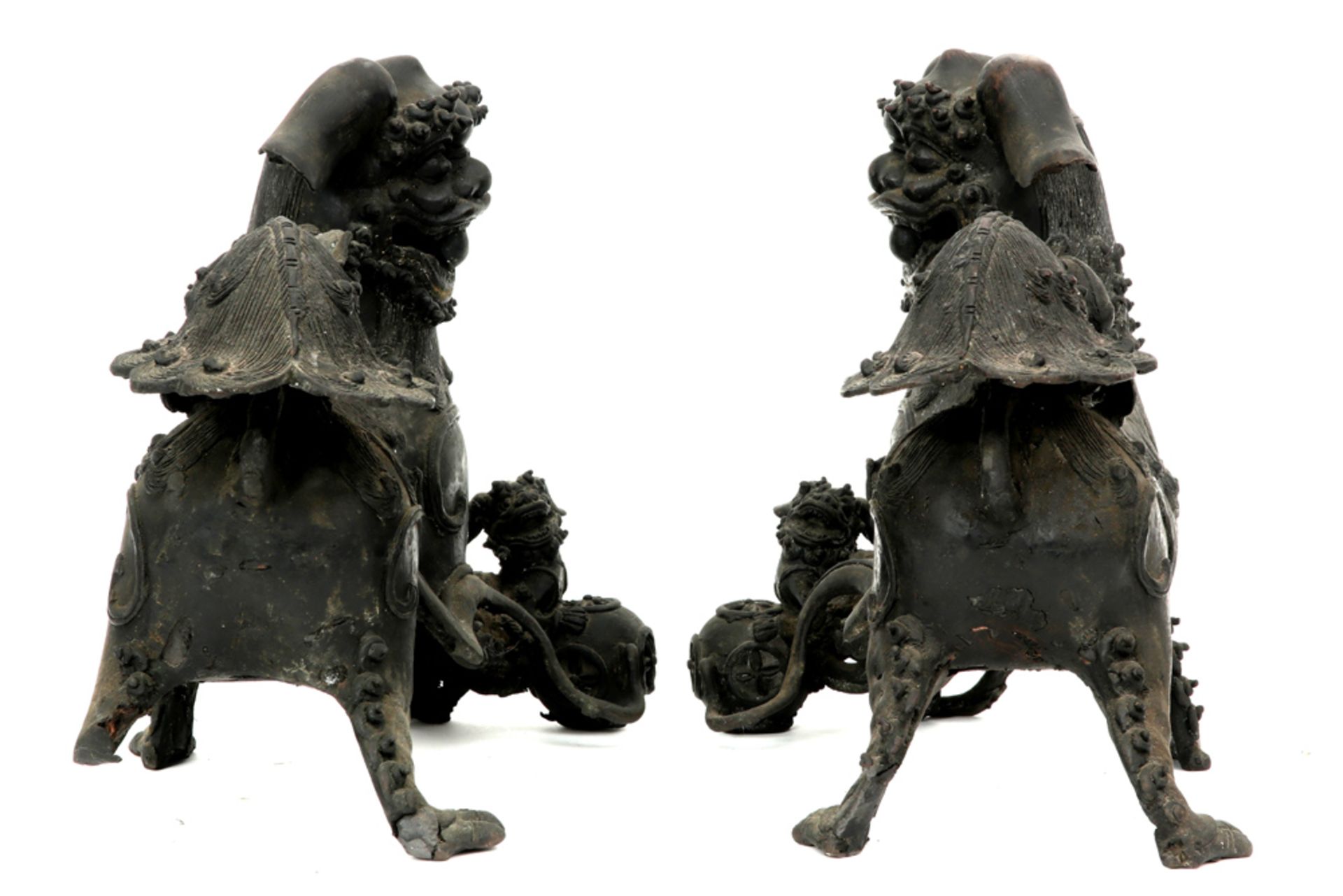 pair of antique Chinese bronze temple lions || Paar antieke Chinese tempelsculpturen in brons : " - Bild 4 aus 4