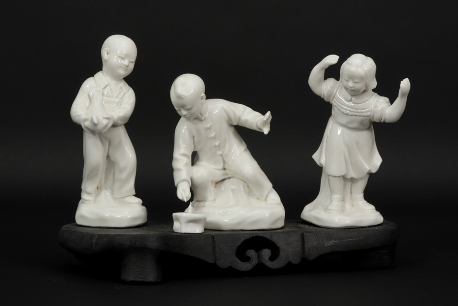 three Chinese Cultural Revolution period groups of figures in "blanc de Chine" - porcelain || Drie - Image 6 of 7