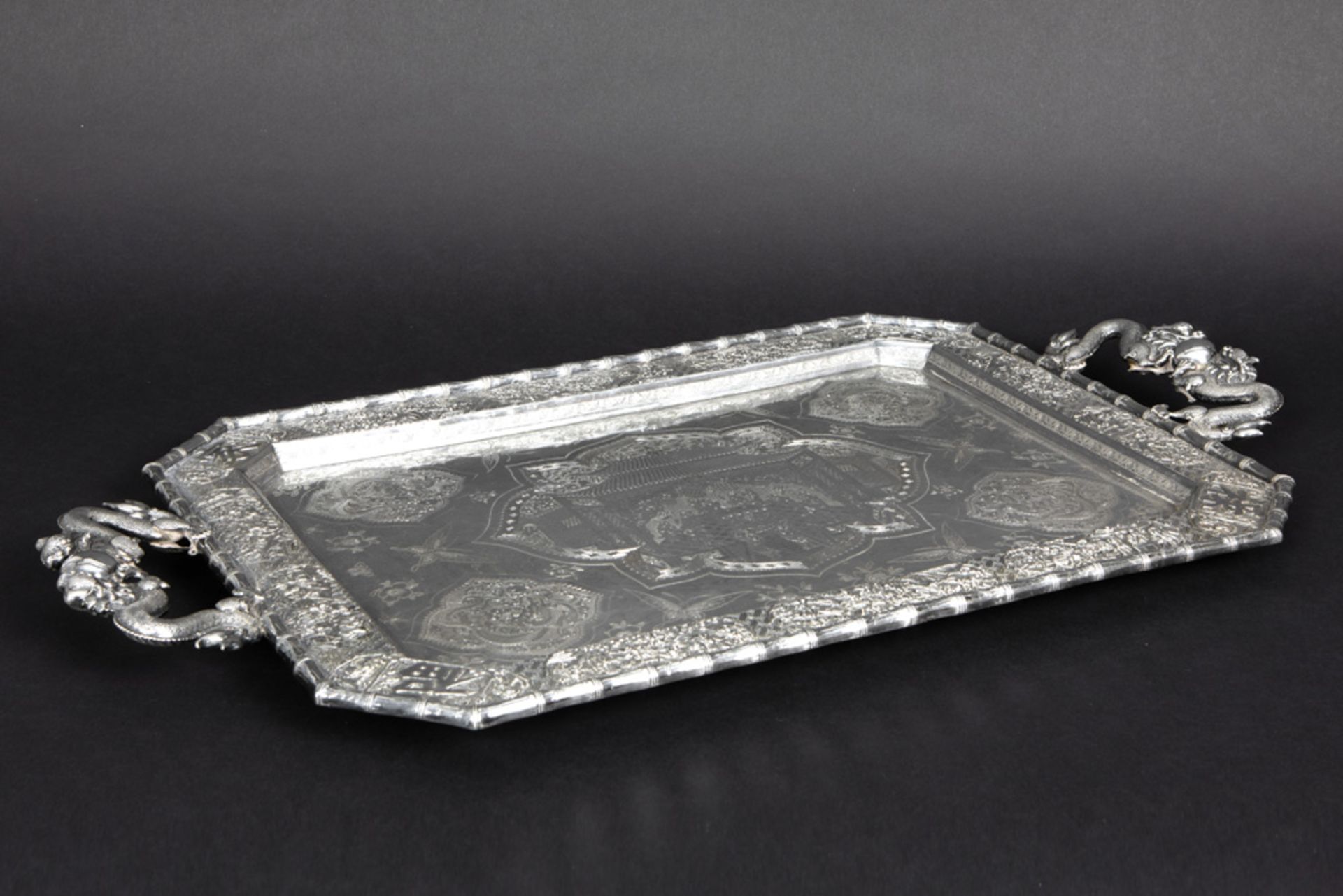 antique quite heavy Chinese (dinner)-tray in marked silver || Antieke vrij zware (3018 gram) Chinese - Image 2 of 3