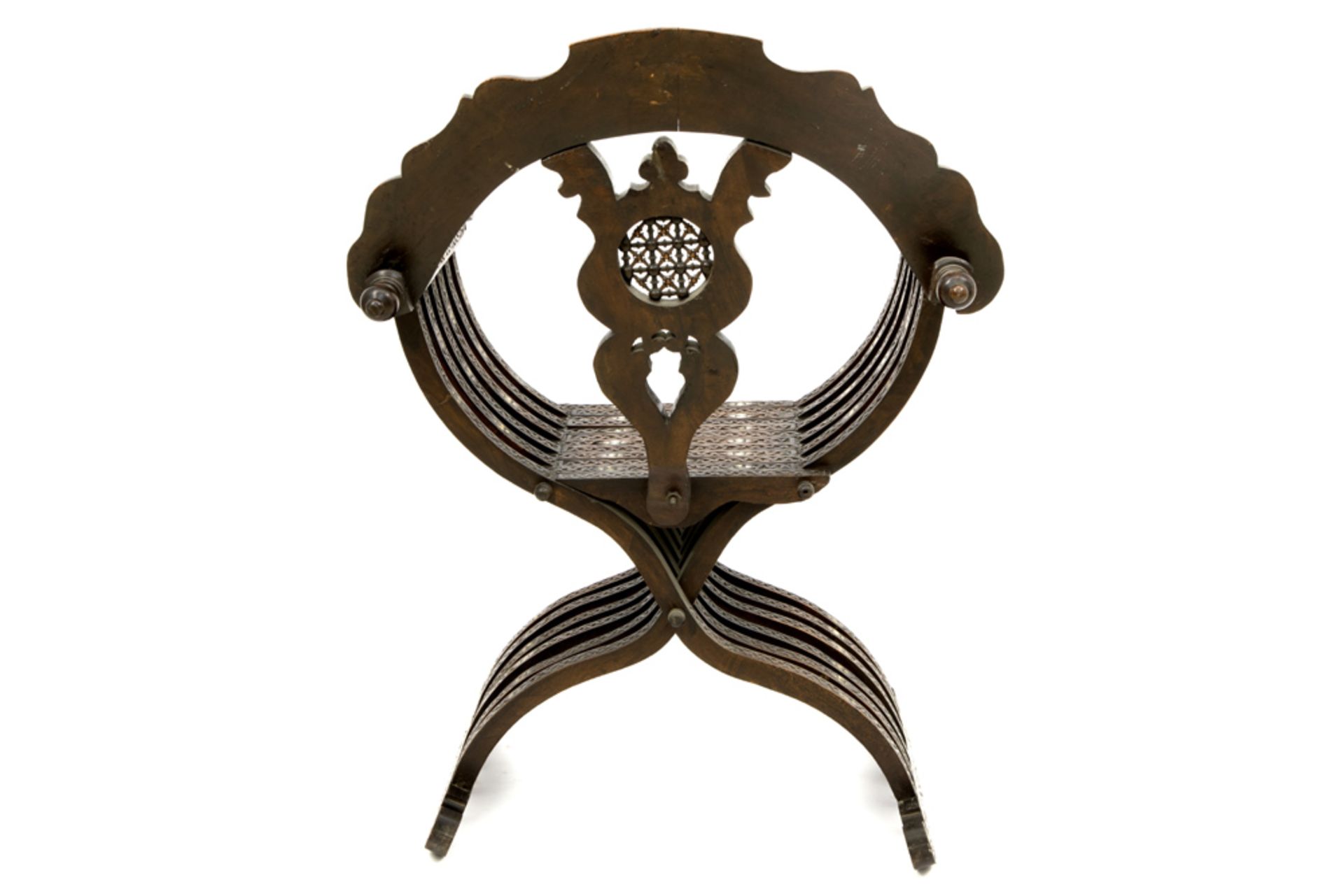 antique Syrian armchair in finely sculpted wood inlaid with mother of pearl || Antieke Syrische - Image 4 of 5
