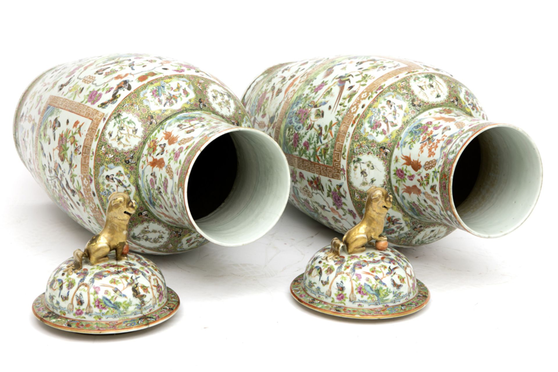 pair of quite big 19th Cent. Chinese lidded vases in porcelain with a Cantonese decor were damaged - Image 4 of 5