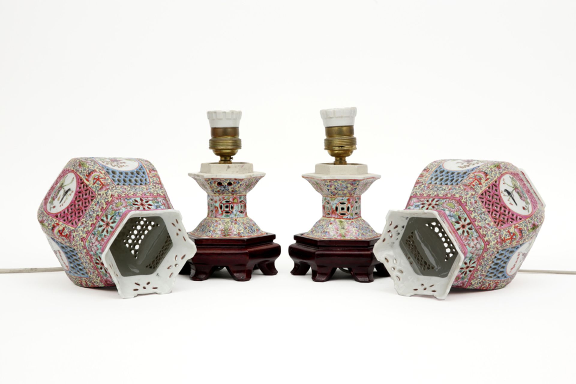 pair of nice 'antique' Chinese lamps with fine ajour shades in porcelain with 'Famille Rose' - Image 4 of 4
