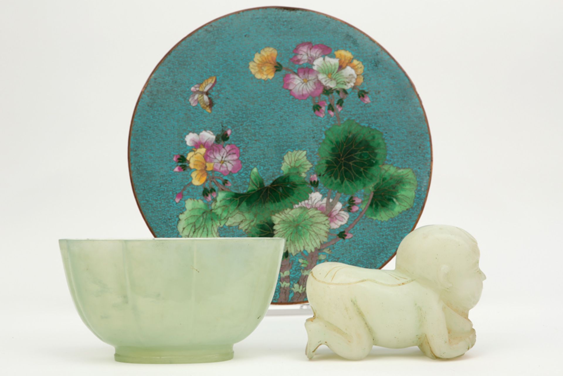 two Chinese jade pieces (bowl and baby figure) and a round cloisonné plate || Lot (3) met een kom en - Image 4 of 4