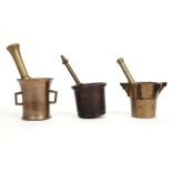 three antique brass mortars with their pestle || Lot van drie antieke (16° - 18° eeuw) vijzels met