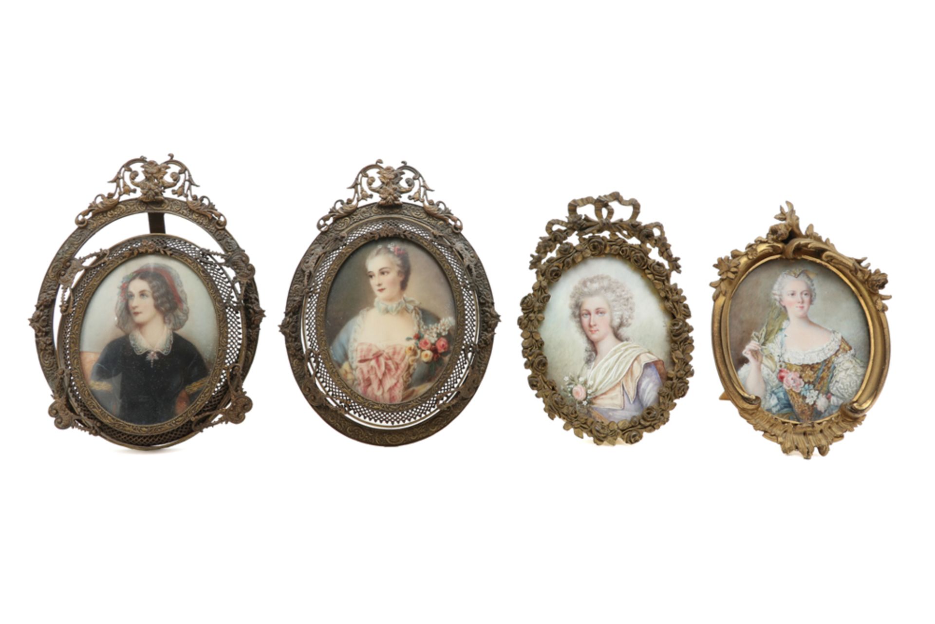 four nicely framed antique oval miniatures, each with a signed lady's portrait || Lot (4) antieke