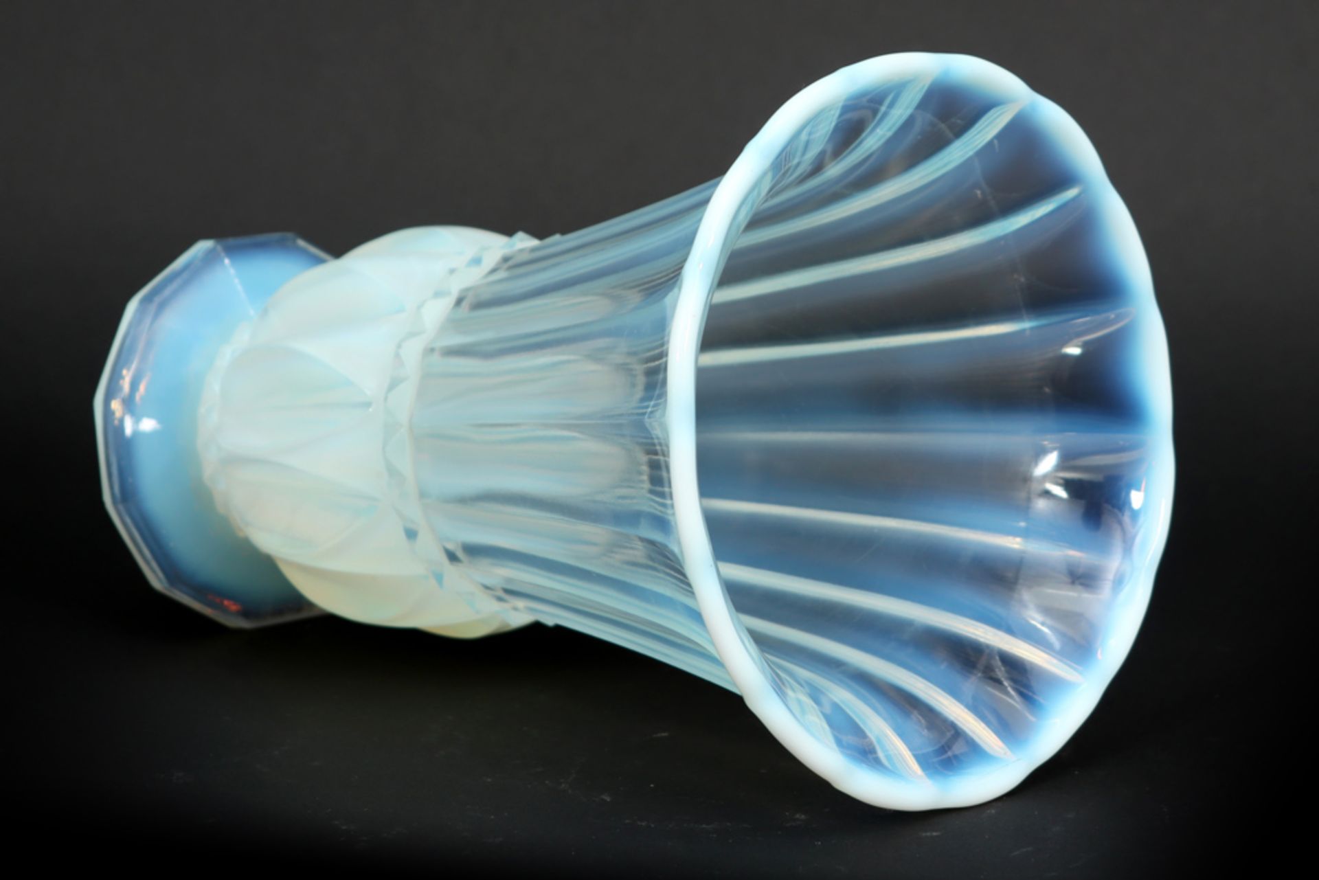 French P. d'Avesn signed Art Deco vase in opalecent crystal-glass || P. D'AVESN - FRANCE mooie - Image 2 of 3