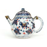 small 18th Cent. Chinese tea pot in porcelain with Imari decor and with silver mounting || Kleine