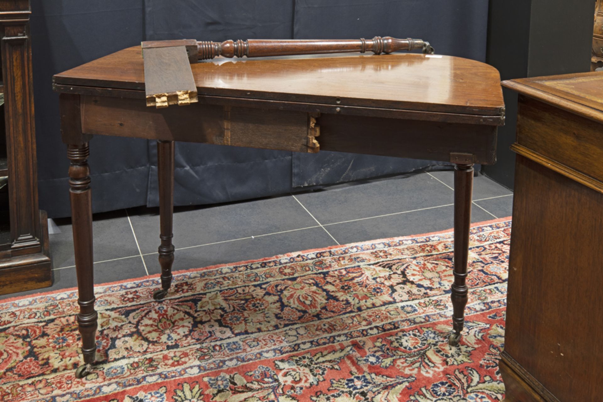 19th Cent. English mahogany games' table || Negentiende eeuwse Engelse kaarttafel in acajou - Image 3 of 3