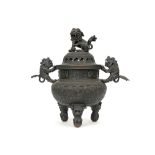 antique Chinese bronze incense burner with its lid with a temple lion || Antieke Chinese brûle-