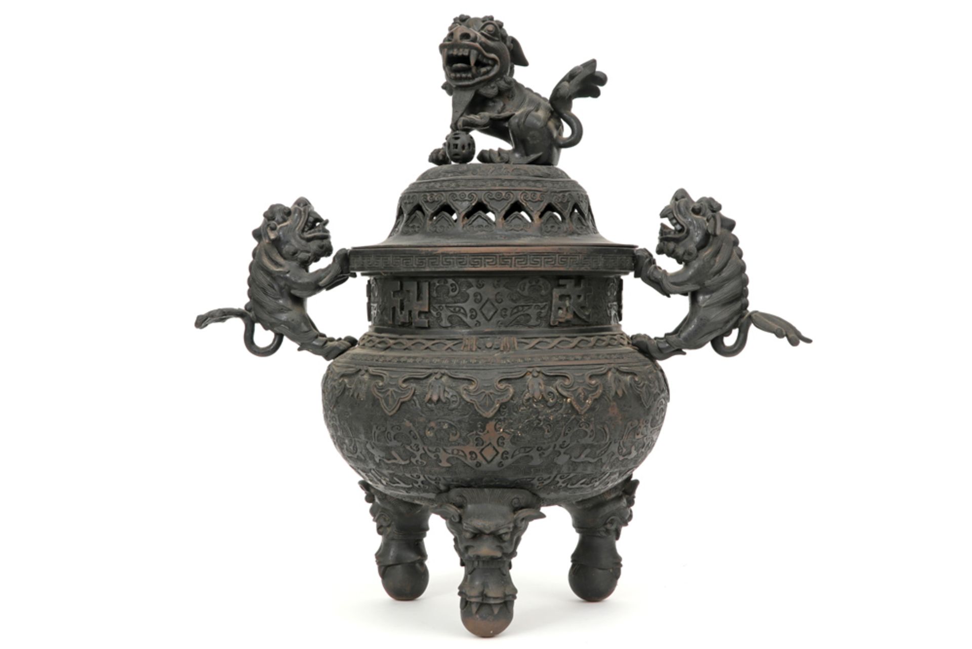 antique Chinese bronze incense burner with its lid with a temple lion || Antieke Chinese brûle-