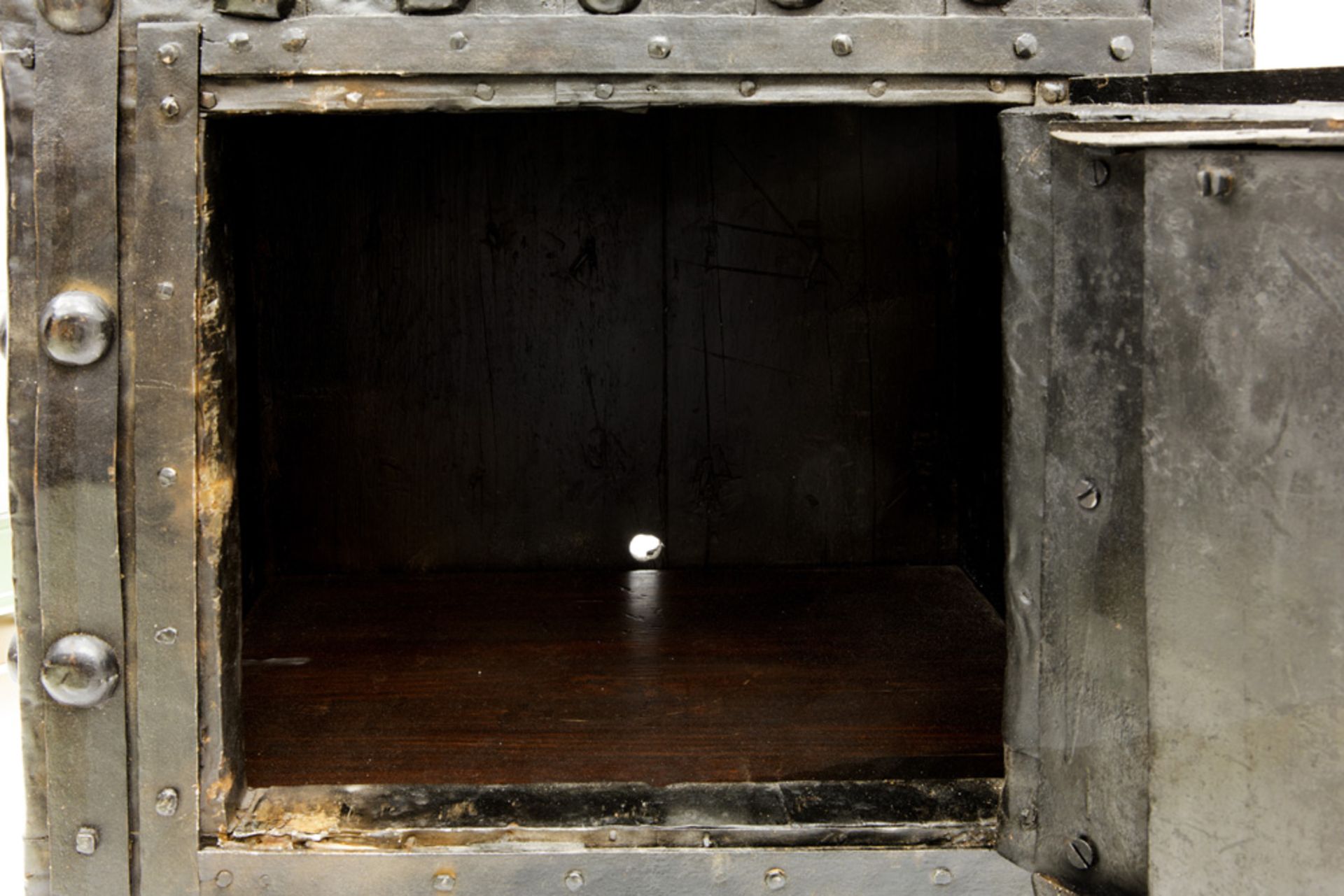 presumably 17th Cent., Italian safe in iron with iron mountings and with one door || Italiaanse - Image 3 of 4