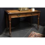 small late 19th Cent. English writing table in mahogany || Laat negentiende eeuws Engels