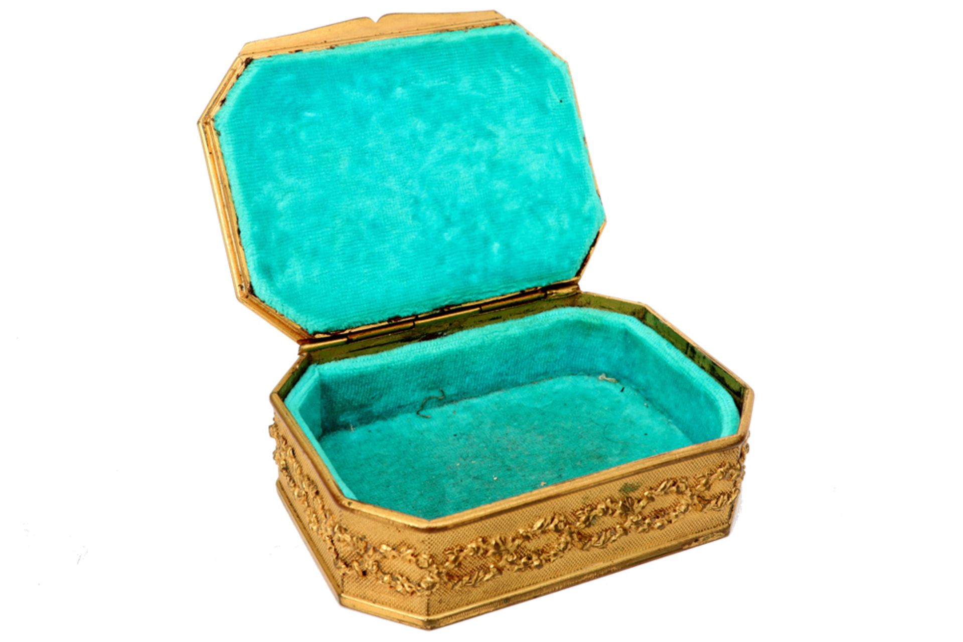 antique jewelry-box in gilded bronze with its lid adorned with a miniature with a mythological scene - Bild 2 aus 4