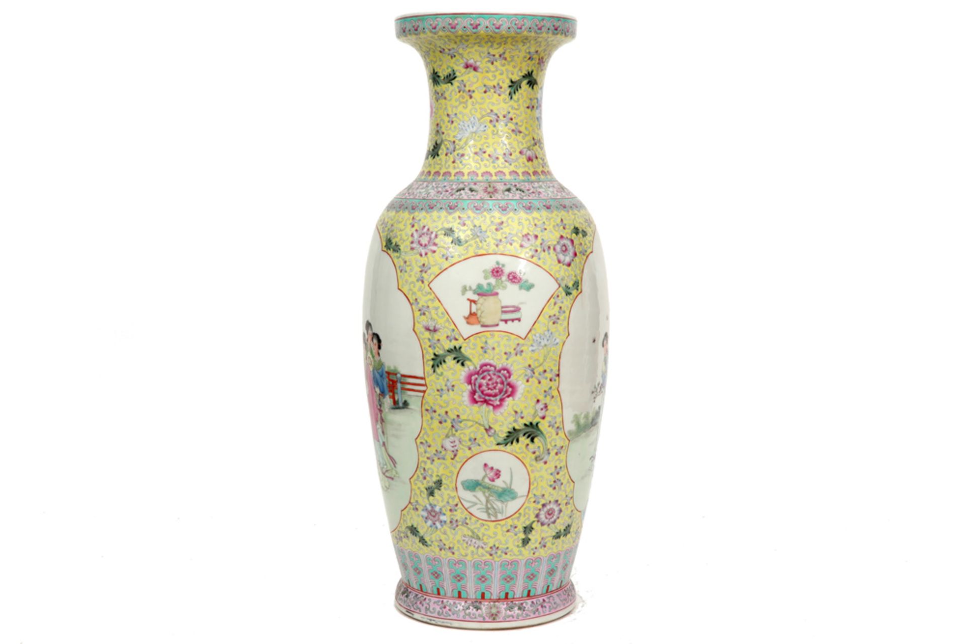 Chinese vase in marked porcelain with a polychrome decor with ladies in a garden || Chinese vaas - Image 4 of 7