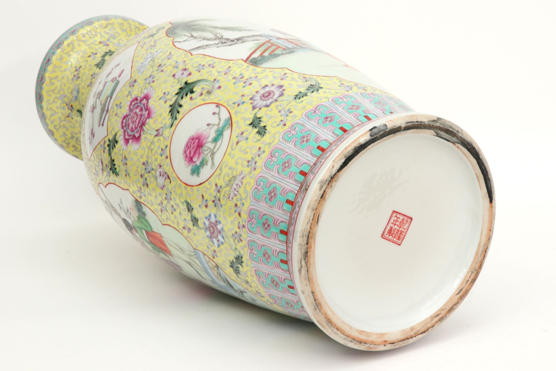 Chinese vase in marked porcelain with a polychrome decor with ladies in a garden || Chinese vaas - Image 6 of 7