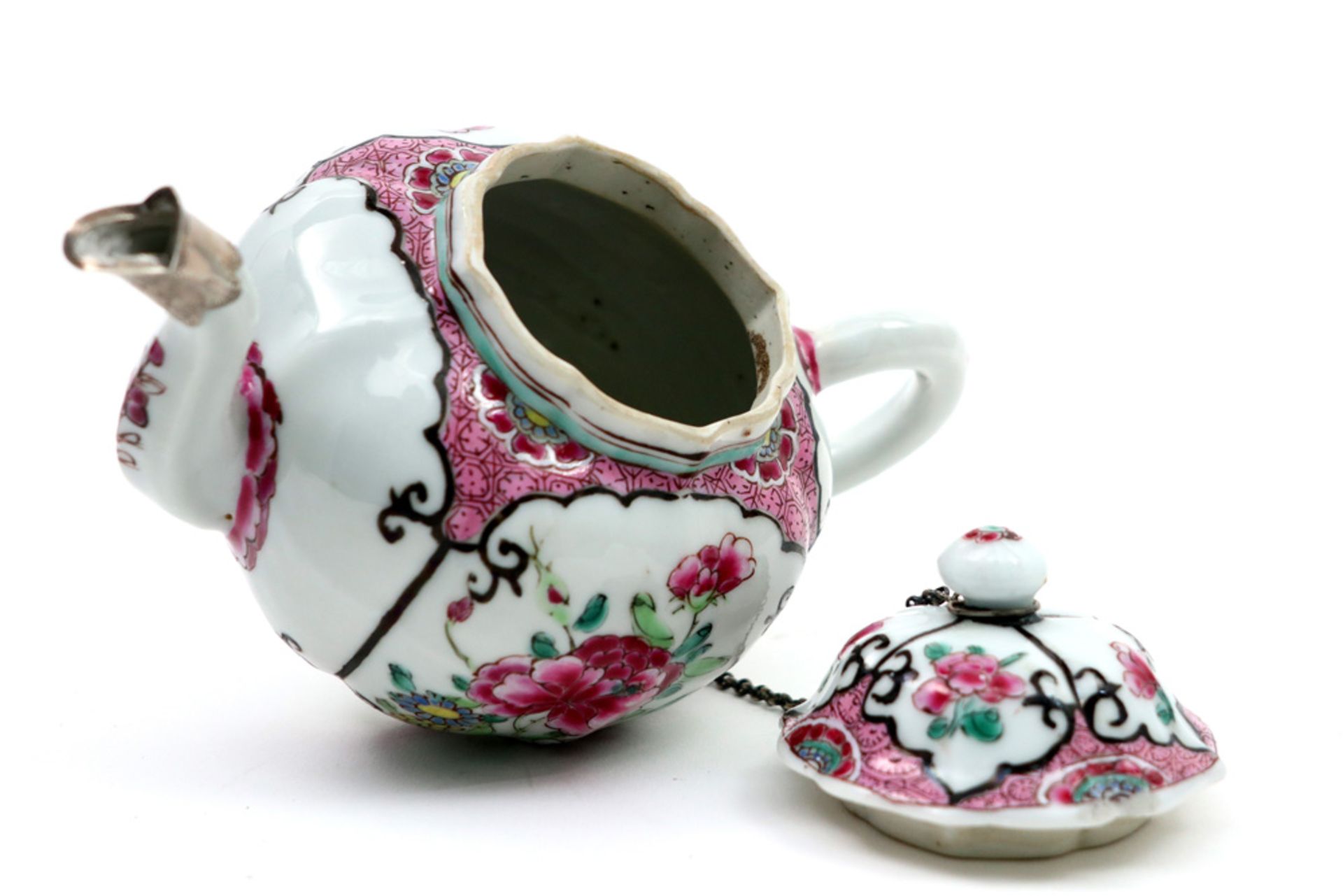 18th Cent. Chinese tea pot in porcelain with 'Famille Rose' flower decor || Achttiende eeuwse - Image 4 of 4