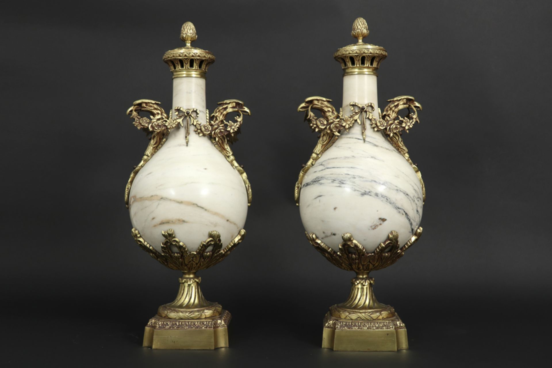 pair of 'antique' neoclassical lidded vases in porcelain and gilded bronze || Paar 'antieke'