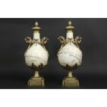 pair of 'antique' neoclassical lidded vases in porcelain and gilded bronze || Paar 'antieke'