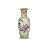 Chinese vase in marked porcelain with a polychrome decor with ladies in a garden || Chinese vaas