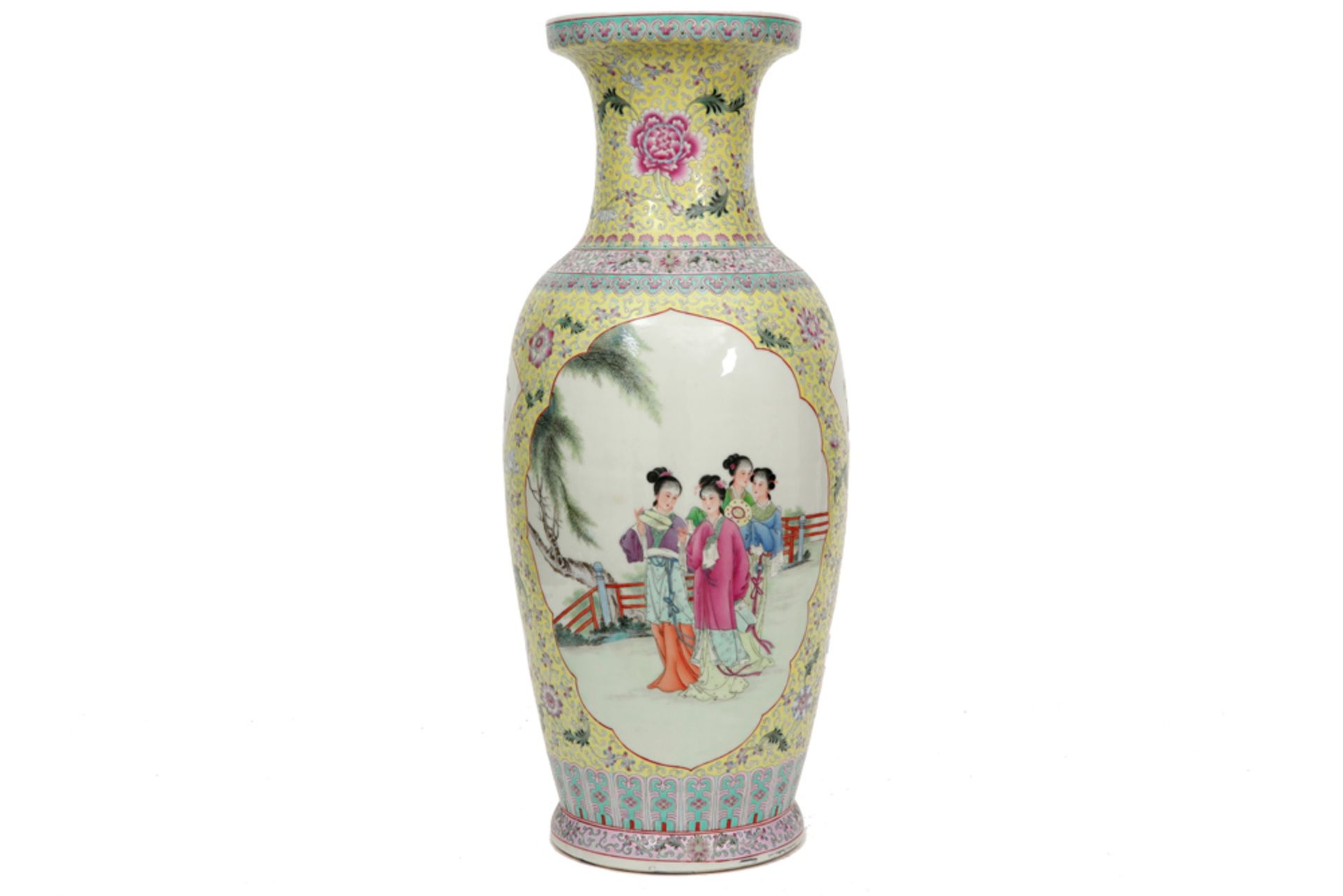 Chinese vase in marked porcelain with a polychrome decor with ladies in a garden || Chinese vaas