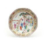 18th Cent. Chinese dish in porcelain with a polychrome mandarin decor || Achttiende eeuws Chinees