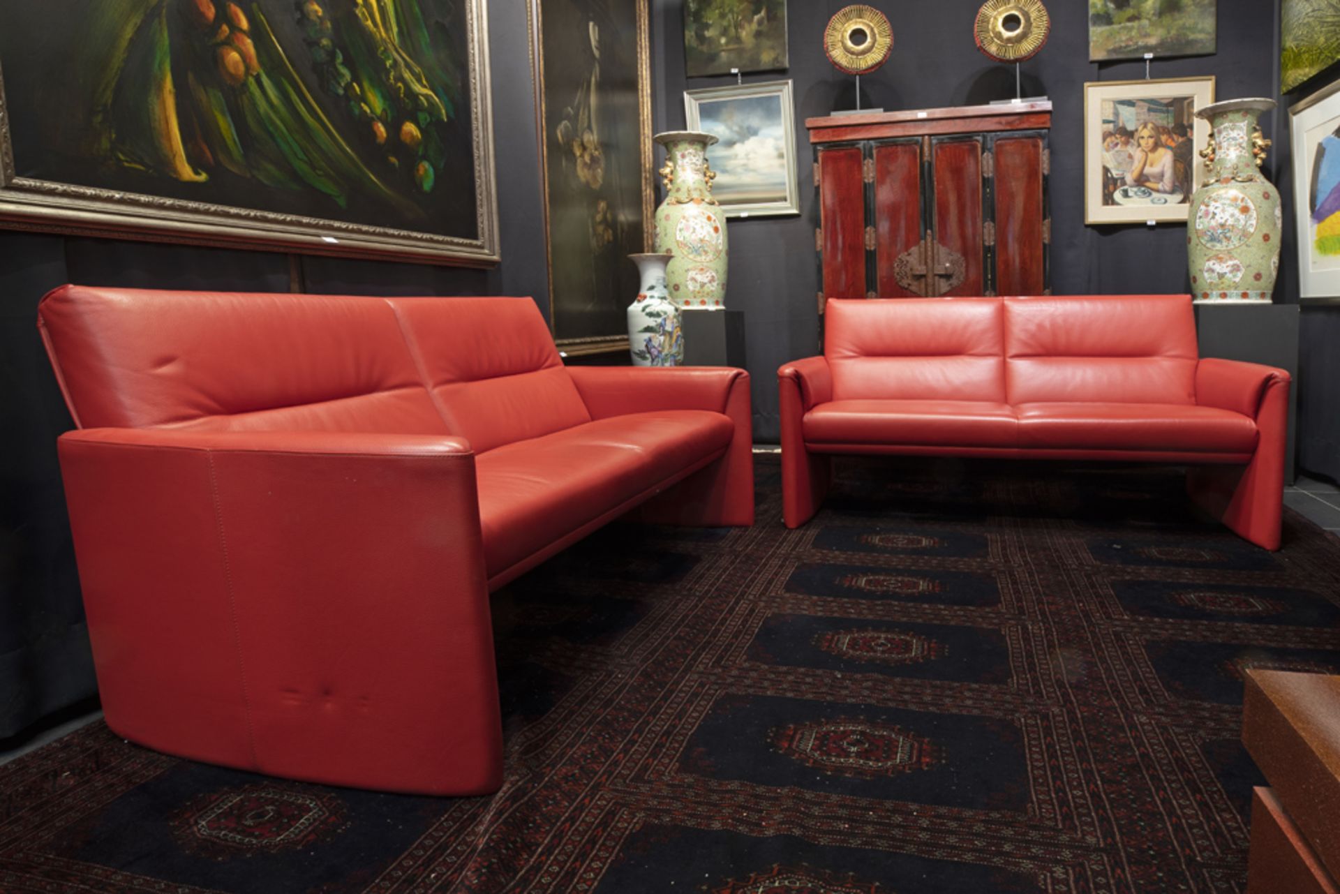 pair of red leather design two seats sofas - marked with an ID number || Paar design tweezitsofa's - Image 2 of 2