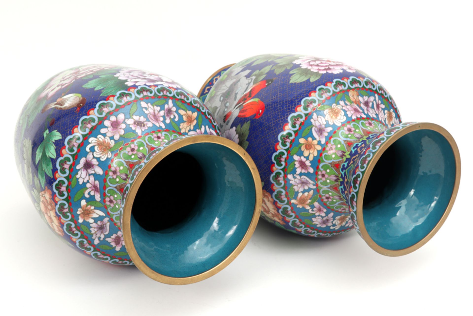 pair of Chinese cloisonné vintage vases || Paar Chinese vintage vazen in cloisonné met - Image 3 of 4