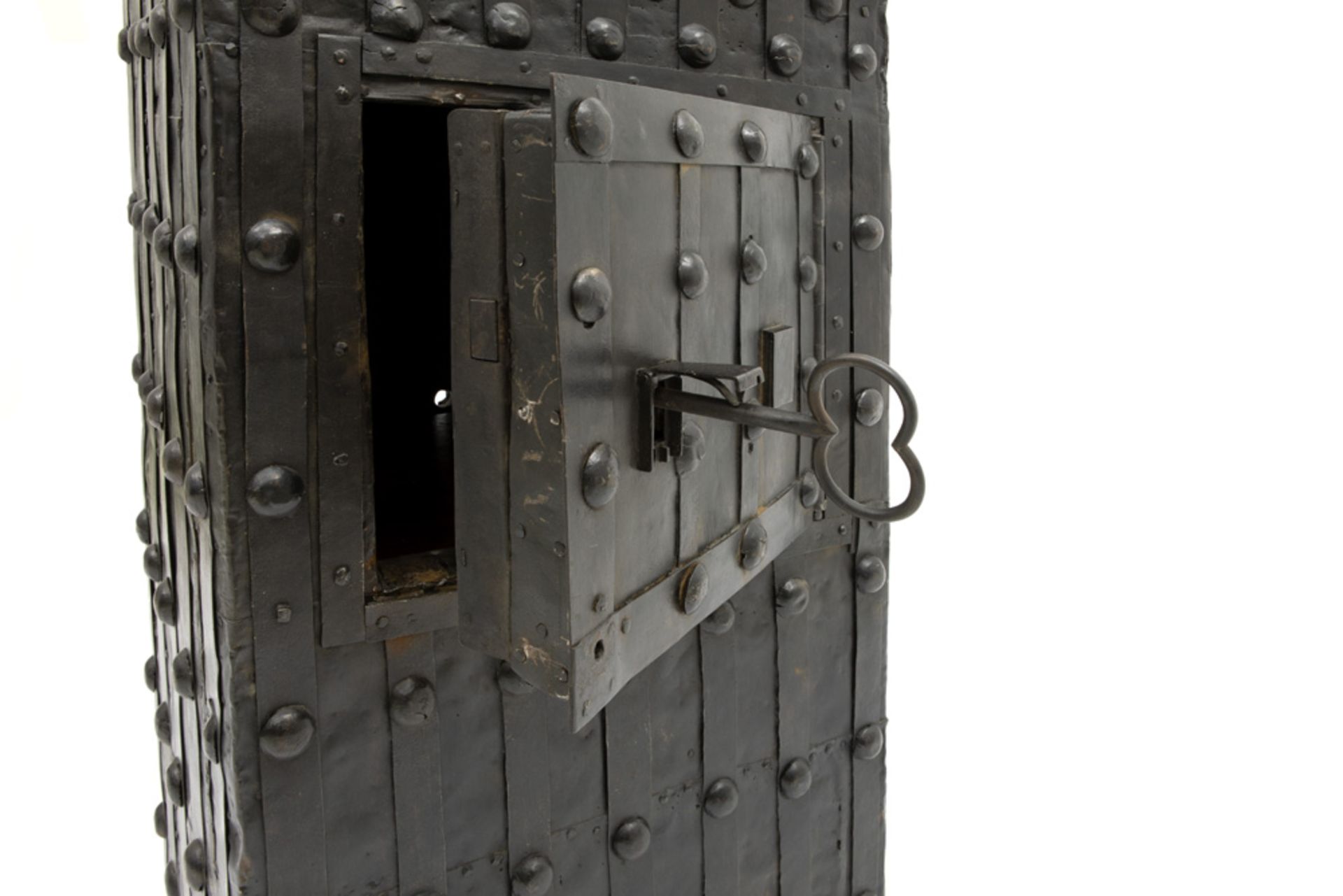 presumably 17th Cent., Italian safe in iron with iron mountings and with one door || Italiaanse - Image 4 of 4