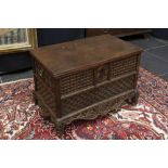 small antique Mide East colonial chest with front and sides with typical ornamentation || Kleine