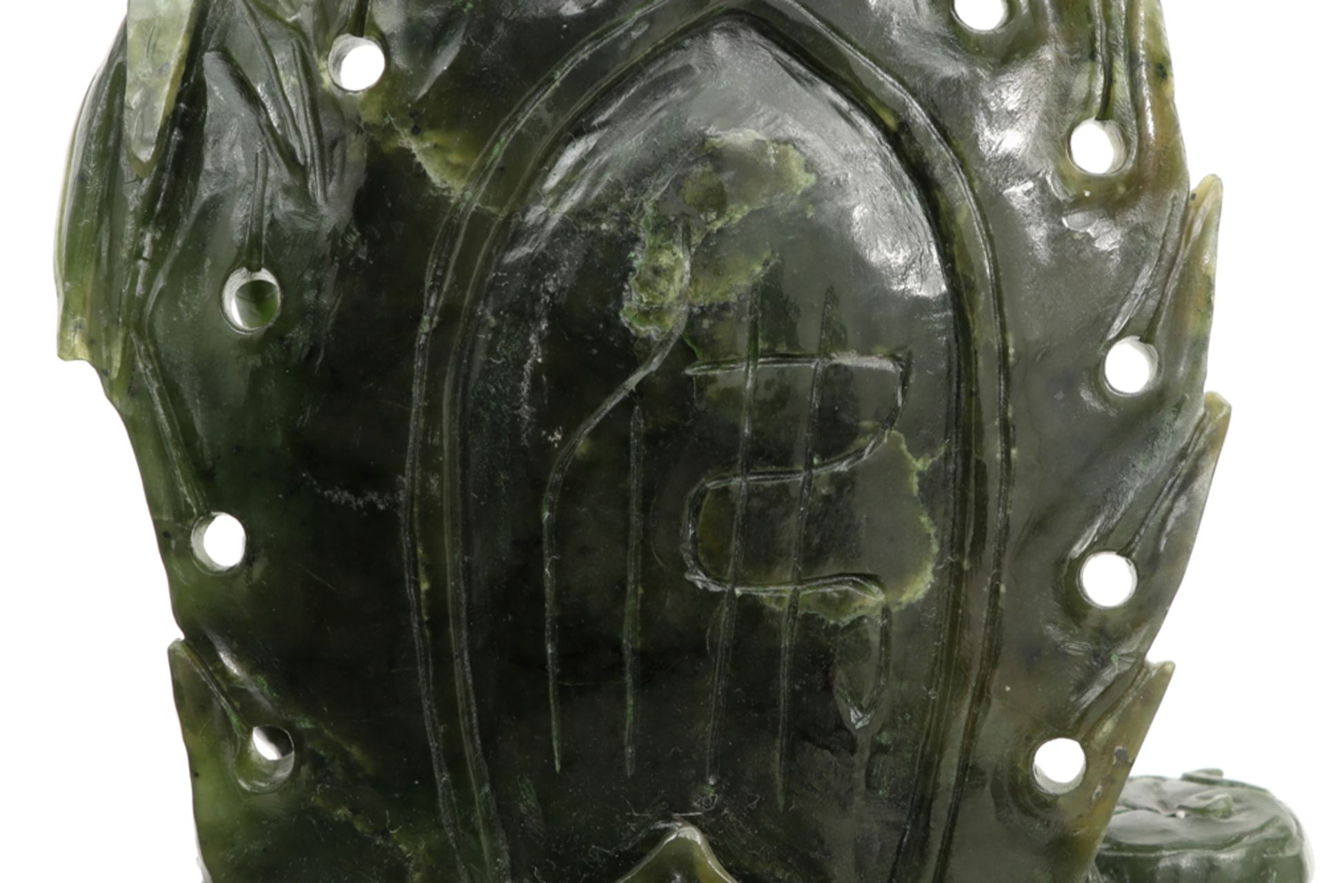 Chinese green stone "Quan Yin" sculpture || Chinese sculptuur in een groen gesteente : "Quan - Image 4 of 4