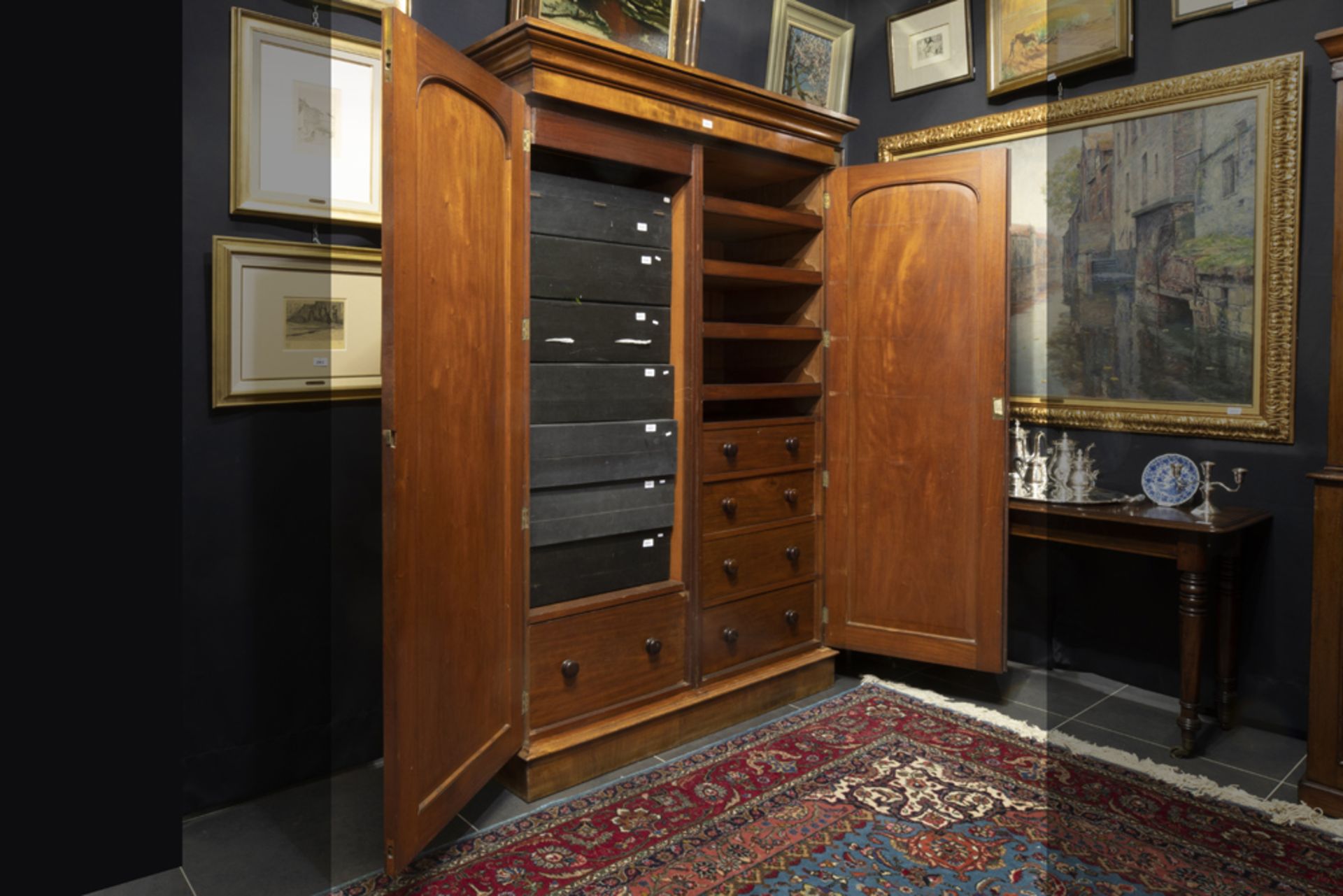 19th Cent. English wardrobe in mahogany with typical interior || Negentiende eeuwse Engelse - Image 2 of 2